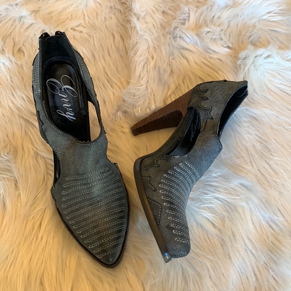 Grey Bees Knees Heels - Picture 3 of 4